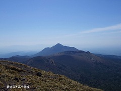 新燃岳(手前中央)と高千穂峰