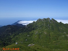 頂上から永田岳(手前)
