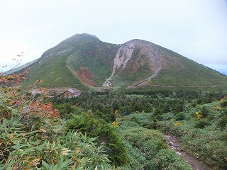 頂上から下山時に井戸岳噴火口