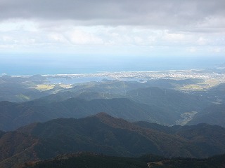 頂上から日本海と湖山池